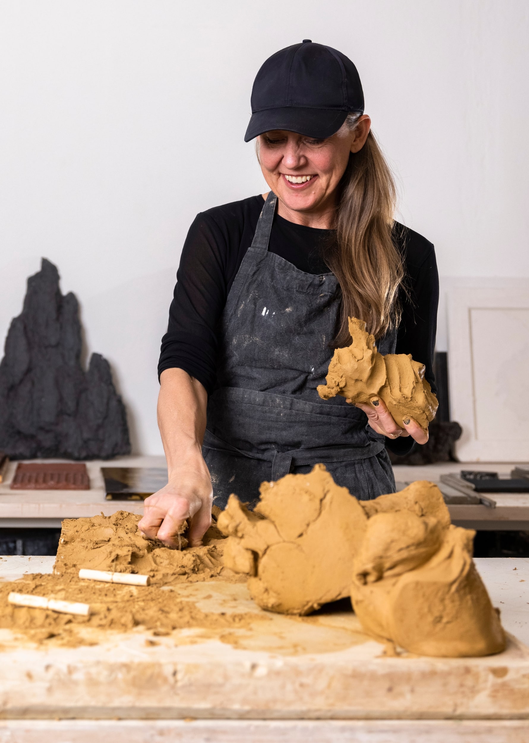 Anna Lerinder studio Gustavsberg bearbetar lera.