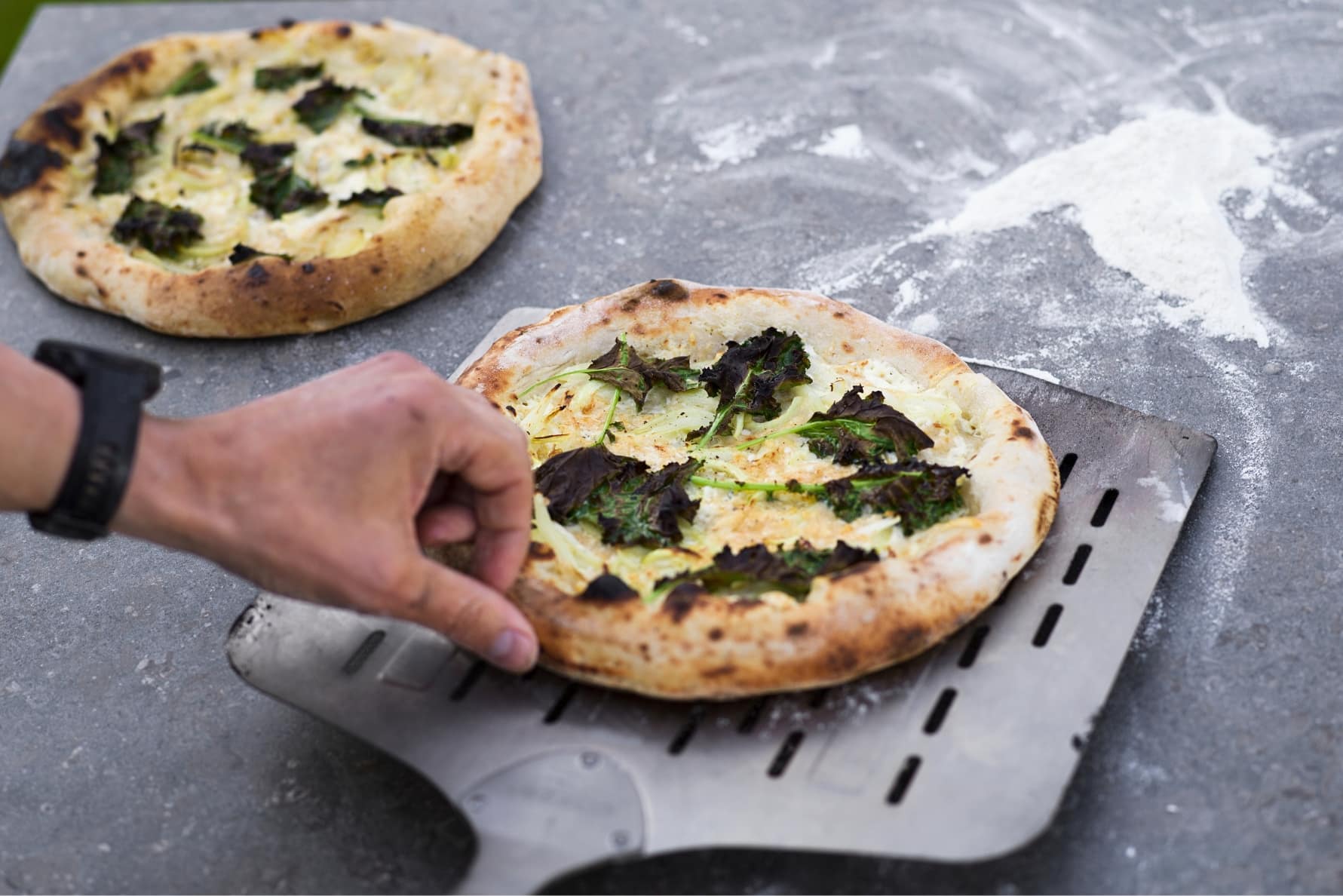 Pizza med säsongens grönsaker färdig från ugnen