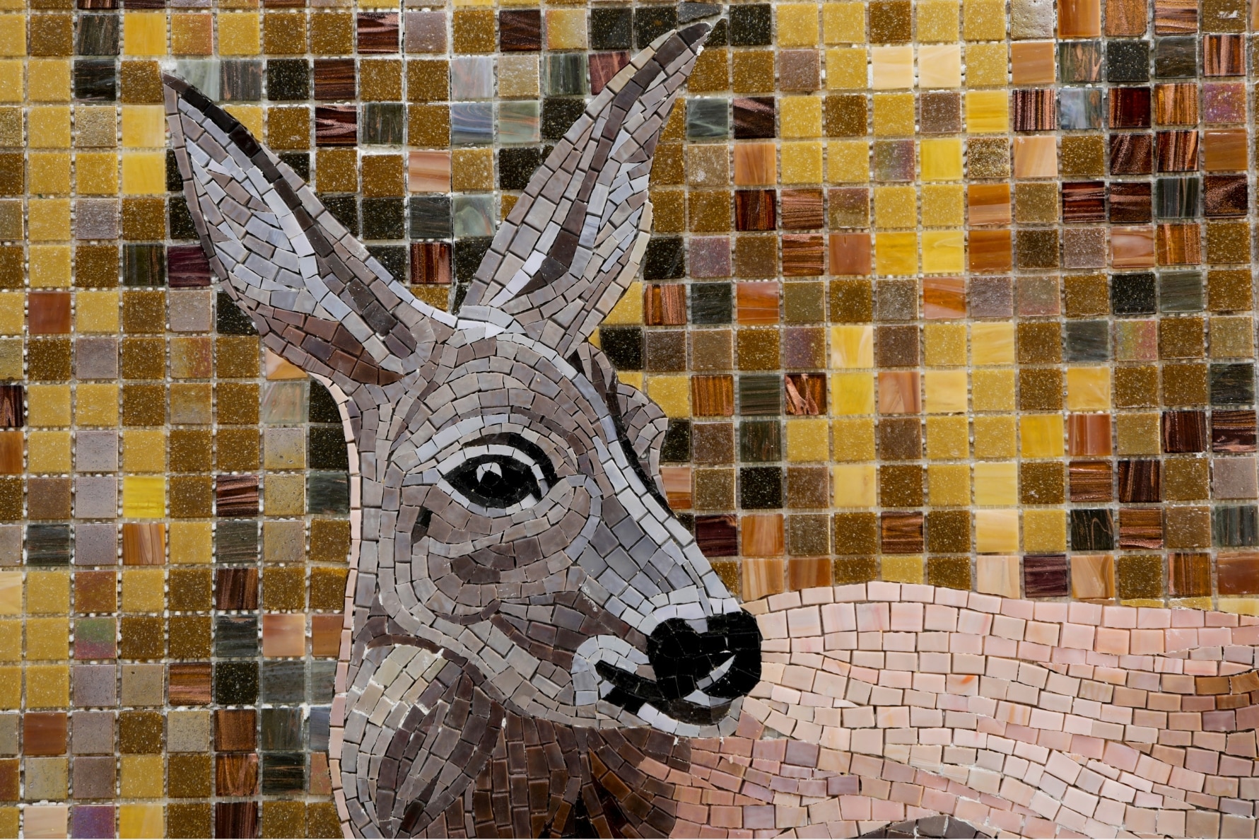 Mosaikvägg med rådjur