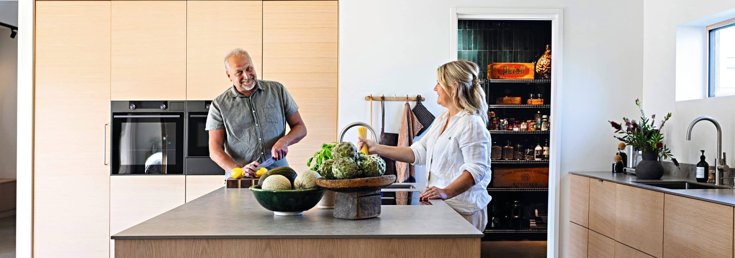 Smakfull kök med smart skafferi i grönt kakel