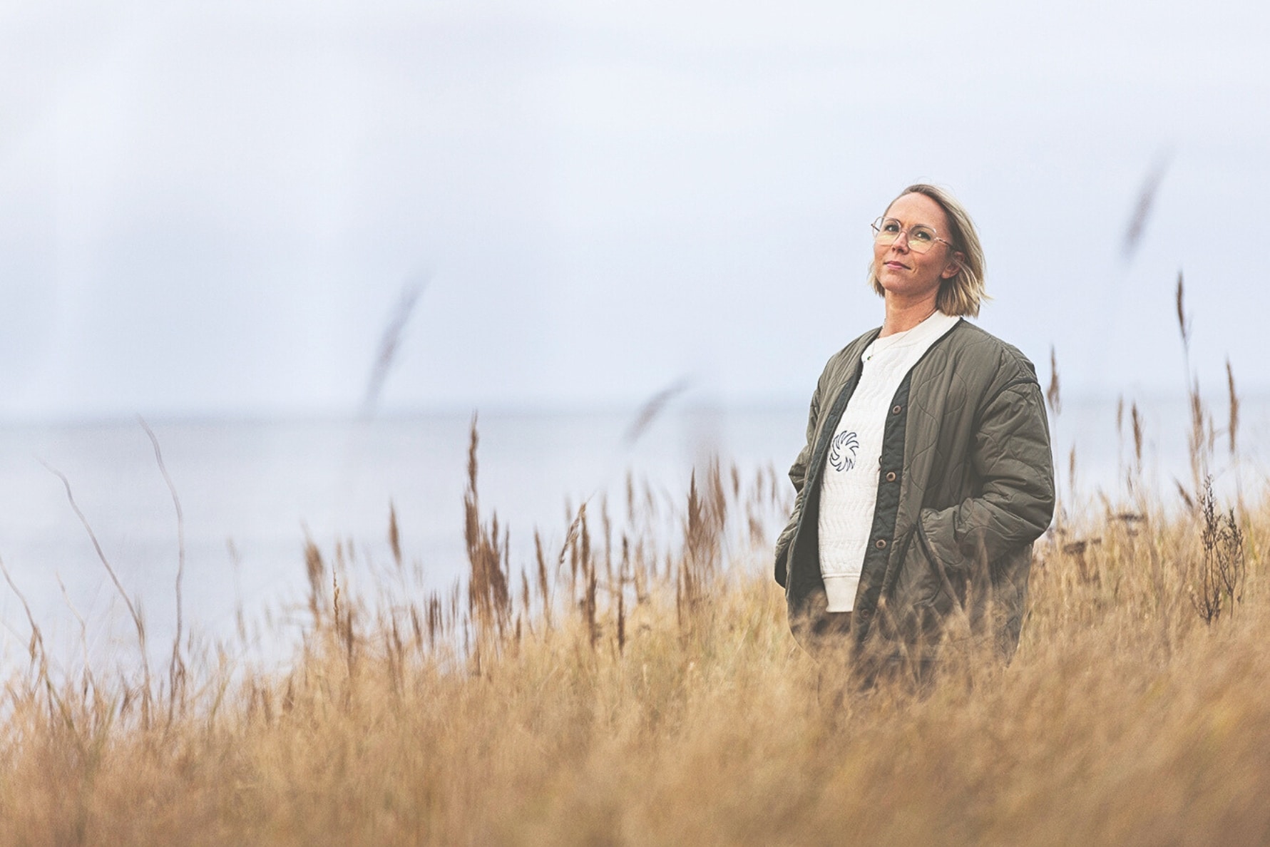 Micaela Viljama vid sitt drömhem vid havet.