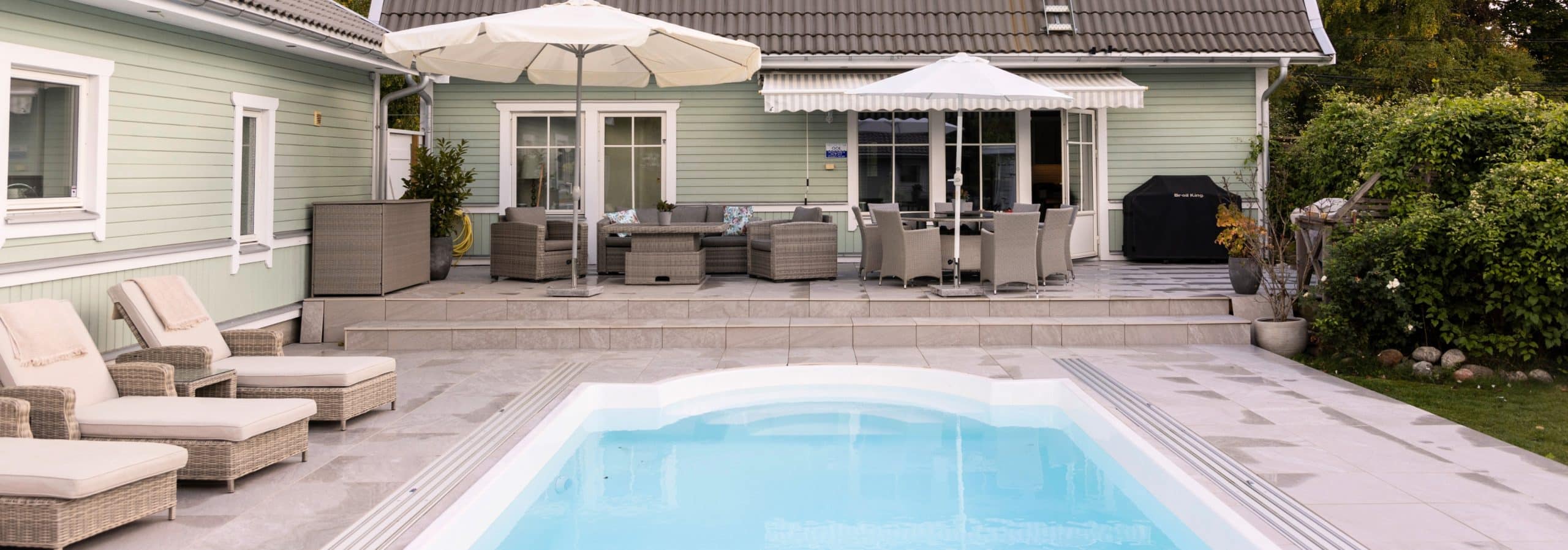 Pool och halkfri terass i granitkeramik med stödfötter