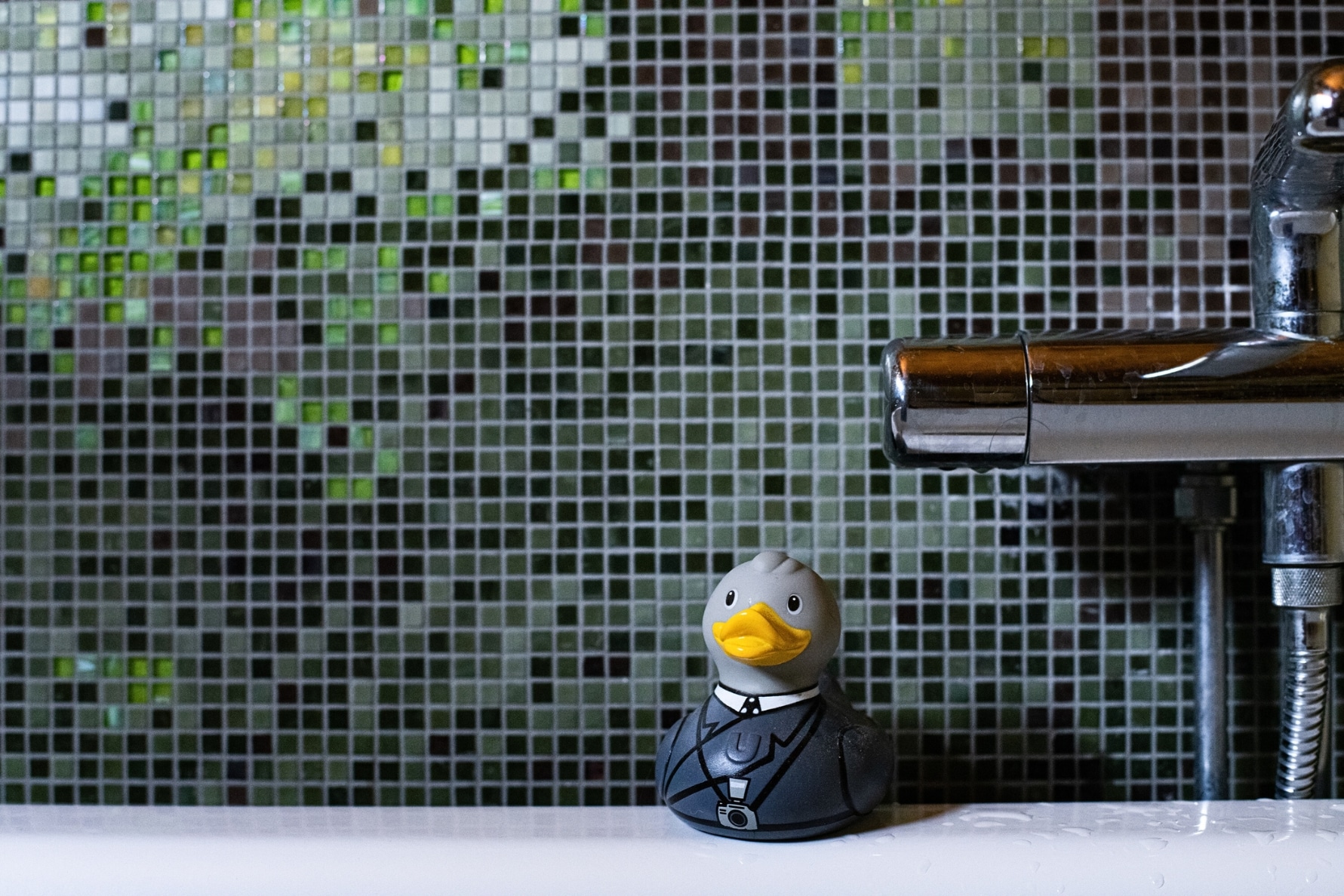 Mosaikvägg badkar kran