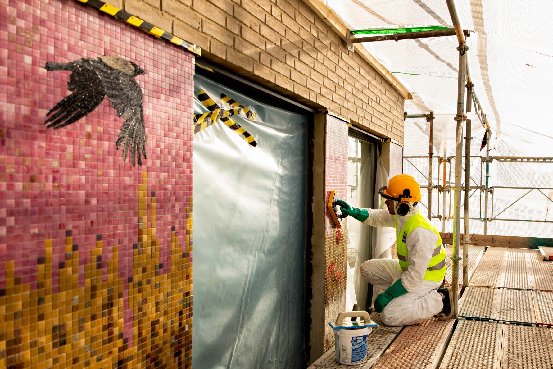 Professionell plattsättare monterar mosaik