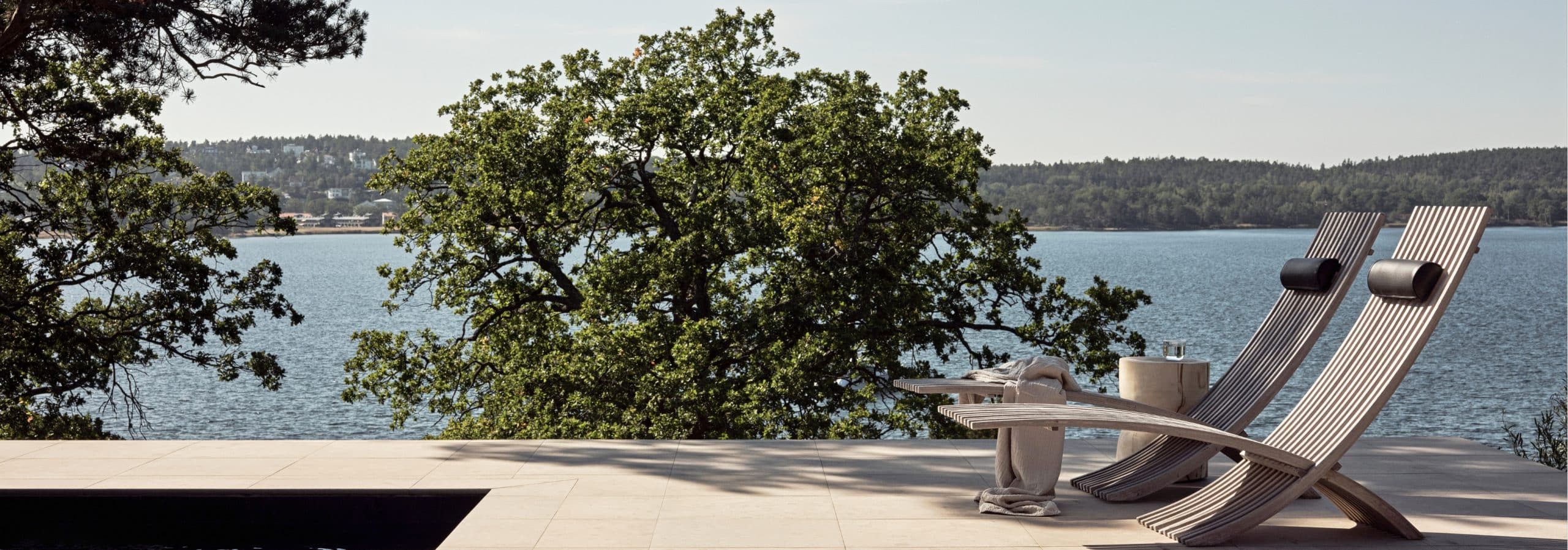 Uteplats med granit och pool vid villa med magisk utsikt i Saltsjöbaden